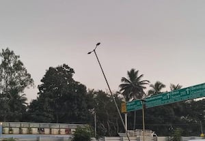  ஜி.எஸ்,டி., சாலையில் சாய்ந்த நிலை மின் கம்பத்தால் வாகன ஓட்டிகள் பீதி