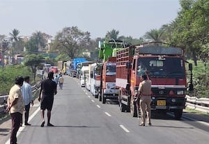  பாலாறு பாலம் கட்ட ரூ.60 கோடி ஒதுக்கியும் பணி துவங்கல நெரிசலும், விபத்துகளும் ஏற்படுவதால் மக்கள் அவதி