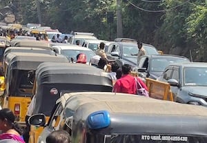  மலைப்பாதையில் போக்குவரத்து நெரிசல்: திருத்தணியில் முருக பக்தர்கள் கடும் அவதி