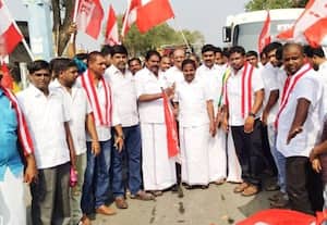  மாநாடு சென்ற ஐ.ஜே.கே.வினர் வழியனுப்பிய அ.தி.மு.க.வினர்