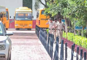 டில்லியில் பார்லிமென்ட், பள்ளிகளுக்கு வெடிகுண்டு மிரட்டல்; போலீசார் விசாரணை