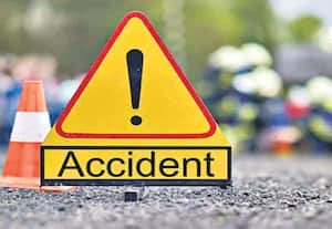  லாரி மீது ஸ்கூட்டர் மோதி வாலிபர் பலி; பெண் காயம்