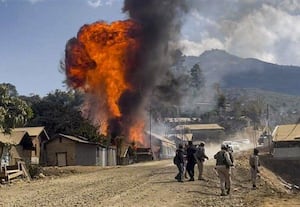  மணிப்பூரில் மீண்டும் வெடித்தது கலவரம் வீடுகளுக்கு தீ வைப்பால் பதற்றம் நீடிப்பு