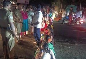  பட்டா கேட்டு இரவில் சாலை மறியல் விருதையில் போக்குவரத்து பாதிப்பு