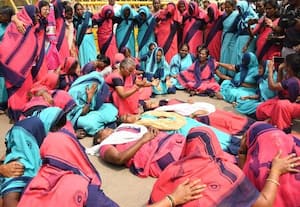  அங்கன்வாடி பணியாளர்களுக்கு பழம் கொடுத்து அ.தி.மு.க.ஆதரவு