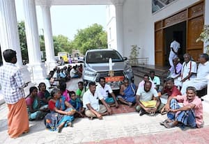 குறைதீர் நாளில் மனு கொடுக்க வந்த தம்பதி தீக்குளிக்க முயற்சி