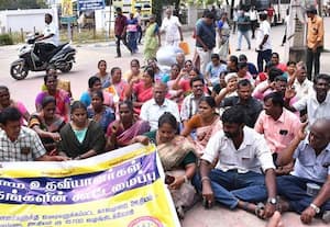  கிராம உதவியாளர்கள் மறியல்; 70 பேர் கைது