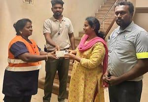  சாலையில் கிடந்த போனை ஒப்படைத்த துாய்மை பணியாளர்