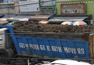  தார்ப்பாய் மூடாமல் செல்லும் லாரிகள் விபத்து அச்சத்தில் வாகன ஓட்டிகள்