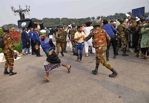 வங்கதேசத்தில் எரித்துக் கொல்லப்பட்ட இளைஞரின் குடும்பத்தினருக்கு நிவாரணம்