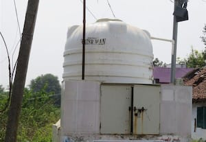  குடிநீர் தொட்டி பீடத்தில் வளர்ந்த அரசமர கன்றுகள் வேருடன் அகற்றம்