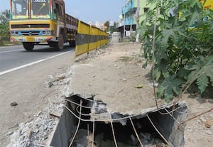  நடைபாதை கான்கிரீட் தளம் சேதம்: சீரமைக்க பாதசாரிகள் வலியுறுத்தல்