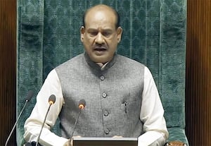 நம்பிக்கையில்லா தீர்மானத்தில் தவறு: சரி செய்து நடவடிக்கை எடுக்க சபாநாயகர் உத்தரவு