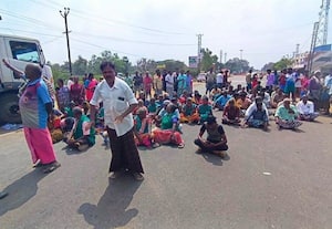  லாரி மோதி பூஜாரி பலி;  உறவினர்கள் ரோடு மறியல்