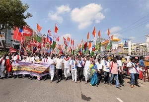  மத்திய அரசை கண்டித்து போராட்டம் முன்னாள் முதல்வர் உட்பட 370 பேர் கைது