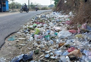  பிளாஸ்டிக் கழிவு குவிப்பு பொதுமக்கள் அதிருப்தி