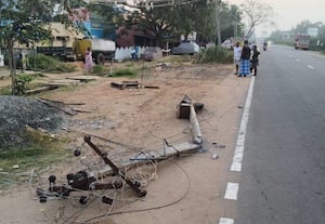  இரவில் தாறுமாறாக சென்ற கார் மோதி நாய் பலி: மின்கம்பம் சேதம் 