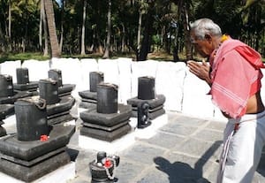  1,00,001 லிங்கங்கள் பிரதிஷ்டை செய்த பக்தர்