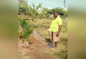  புதுமையான செயலால் தீய பழக்கத்தை விரட்டிய மருத்துவமனை காவலாளி