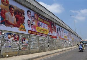  மேம்பால சுவர்களில் போஸ்டர் ஒட்டுவது அதிகரிப்பு;  கவனத்தை திசை திருப்பி விபத்துக்கு வழிவகுக்கும் அபாயம்