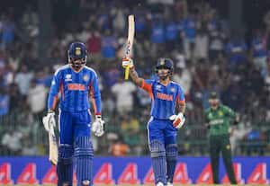 இந்திய அணி அபார பந்துவீச்சு; அடுத்தடுத்து விக்கெட்டுகளை இழந்து பாக்., திணறல்