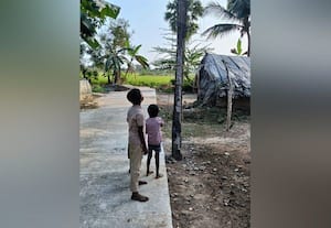  அபாய நிலையில் மின்கம்பம் : அம்மணம்பாக்கத்தில் அச்சம்