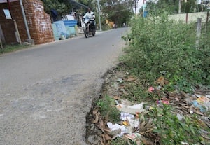  சாலையோரம் பள்ளம் : சின்ன காஞ்சியில் அபாயம்