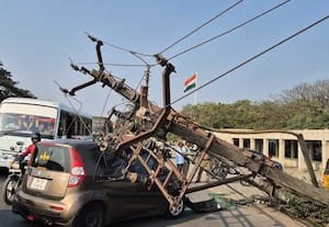  கம்பத்தில் கார் மோதி விபத்து: 2 மணி நேரம் மின்சாரம் 'கட்'