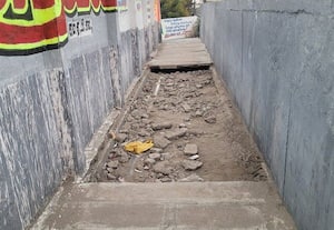  ராமமூர்த்தி ரோடு பாலத்தில் நடைபாதை சேதம் படிக்கட்டுகளில் குடிமகன்கள் அட்டகாசம்