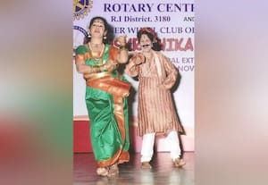  மெஹந்தி கோனில் கலைத்திறன் காட்டும் மாணவி