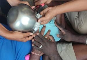  குழந்தை தலையில் சிக்கிய பாத்திரம்: போராடி அகற்றிய தீயணைப்பு வீரர்கள்