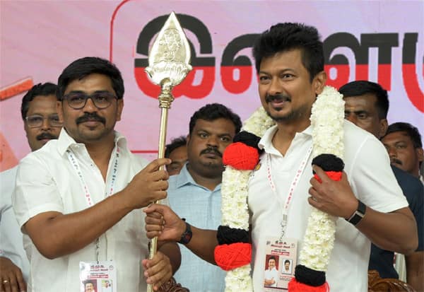 வேல் வாங்கும் உதயநிதி; எதிர்க்கட்சிகள் விமர்சனம்