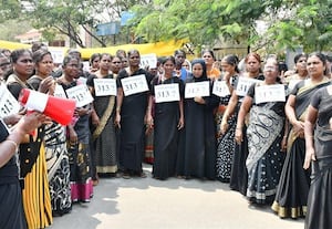  அங்கன்வாடி, சத்துணவு ஊழியர்கள் கருப்பு சேலை அணிந்து போராட்டம்