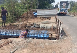  புவனகிரி - பி.முட்லுார் சாலை விரிவாக்க பணி தீவிரம்