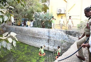  தீர்த்த கிணற்றில் மது போதையில் விழுந்த ஆசாமி தேடி வரும் தீயணைப்பு துறையினர்