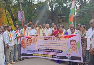  சாமிபிள்ளைத் தோட்டத்தில் பாதாள சாக்கடை நிறைவேற்ற வலியுறுத்தி காங்., ஆர்ப்பாட்டம்