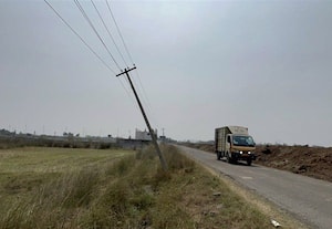  விழும் நிலையில் சாய்ந்துள்ள மின் கம்பத்தால் விபத்து அபாயம்