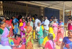  மகளிர் உரிமைத் தொகை எடுக்க வங்கியில் குவிந்த பெண்கள்