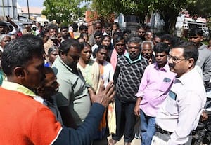  நேரு கம்பையை கண்டுகொள்ளாத பேரூராட்சி நிர்வாகம் கலெக்டர் அலுவலகம் முற்றுகையால்  பரபரப்பு