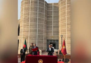 வங்கதேசத்தில் 35 ஆண்டுகளில் முதல் ஆண் பிரதமர்; பதவியேற்றார் தாரிக் ரஹ்மான்