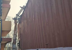  கன்டெய்னர் லாரி மோதி மின்கம்பம் உடைந்தது: 3 மணி நேரம் மின்சாரம் 'கட்'