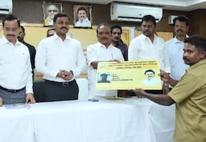  தொழிலாளர்களுக்கு 'ஸ்மார்ட் கார்டுகள்'