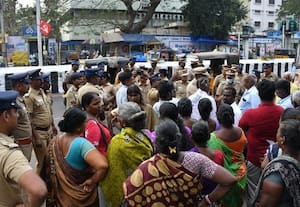  சாலையோர வியாபாரிகள் மனித சங்கிலி போராட்டம்