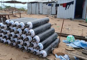  சுற்றுலா பாலம் கட்டுமானத்தில் வெயிலில் காஸ் சிலிண்டர்கள்