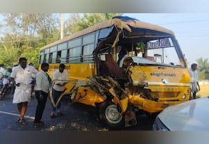  கல்லுாரி வேன்- - லாரி மோதல் மாணவி உட்பட 3 பேர் காயம்