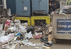  குப்பை கழிவால் விபத்து அபாயம்