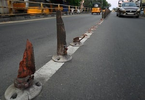  மேம்பால மைய தடுப்பு உடைந்ததால் பாதிப்பு