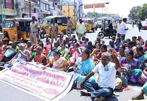  மறியலில் ஈடுபட்ட சத்துணவு ஊழியர் 50 பேர் கைது