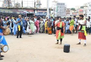  பஸ் நிலையத்தில் கலைநிகழ்ச்சி