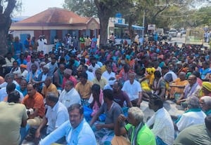  வி.ஏ.ஓ. அலுவலகத்தை பொதுமக்கள் முற்றுகை